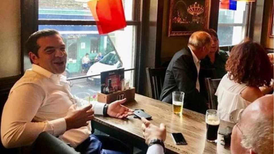 Μετά τη σύνδο των Δυτικών Βαλκανίων ο Τσίπρας είδε τον ημιτελικό του Μουντιάλ σε παμπ στο Λονδίνο